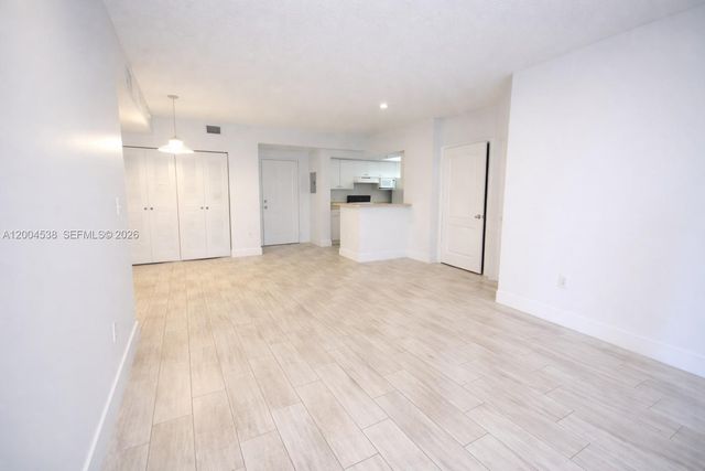 5085 NW 7th St 706, Miami, FL 33126