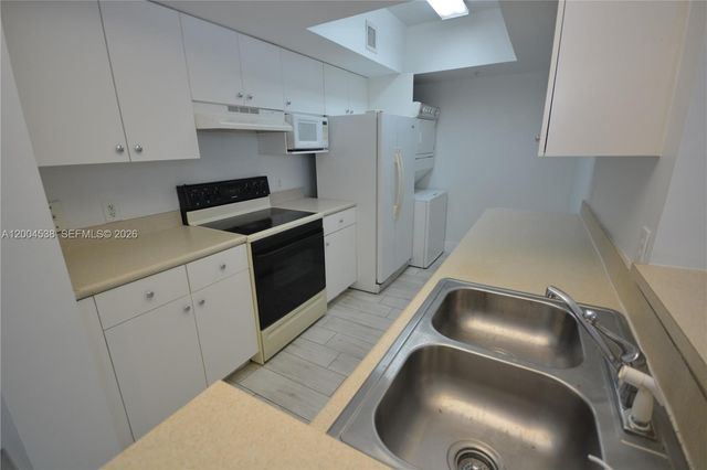 5085 NW 7th St 706, Miami, FL 33126