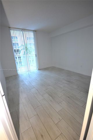 5085 NW 7th St 706, Miami, FL 33126