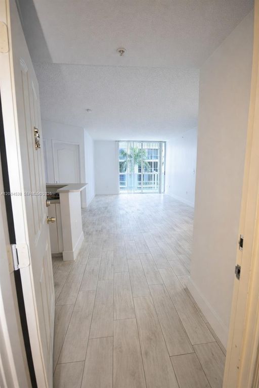 5085 NW 7th St 706, Miami, FL 33126