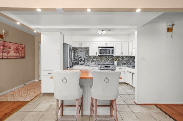5800 W 105th Street 2C, Oak Lawn, IL 60453