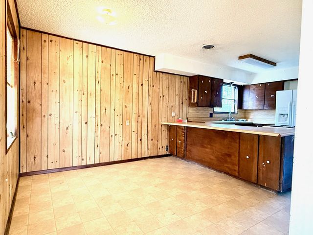 1954 E Booth Street, Paris, TX 75460