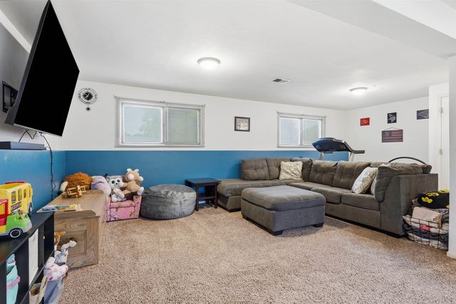 1956 Tilbury Road, Waterloo, IA 50701