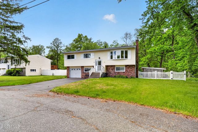 8 Amy Lane, Colonie, NY 12205
