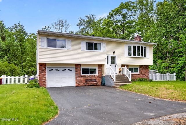 8 Amy Lane, Colonie, NY 12205