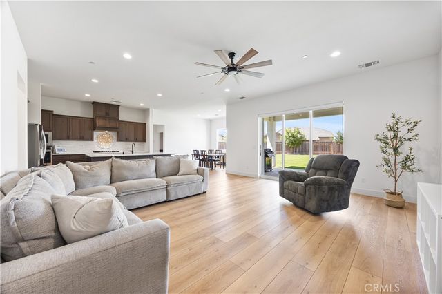 719 Winooski Court, Bakersfield, CA 93314