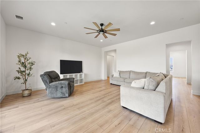 719 Winooski Court, Bakersfield, CA 93314