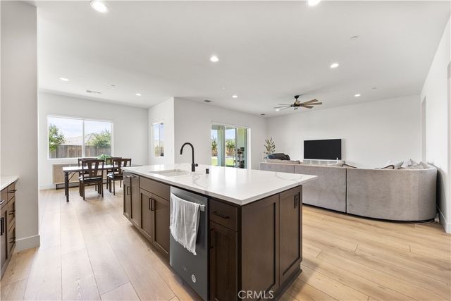 719 Winooski Court, Bakersfield, CA 93314