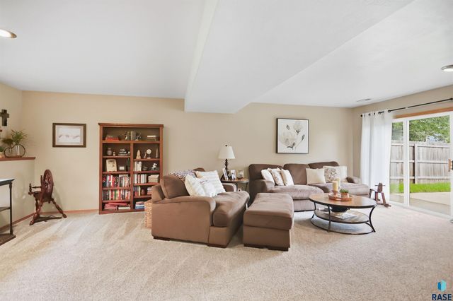 4308 E 38th St Street, Sioux Falls, SD 57103
