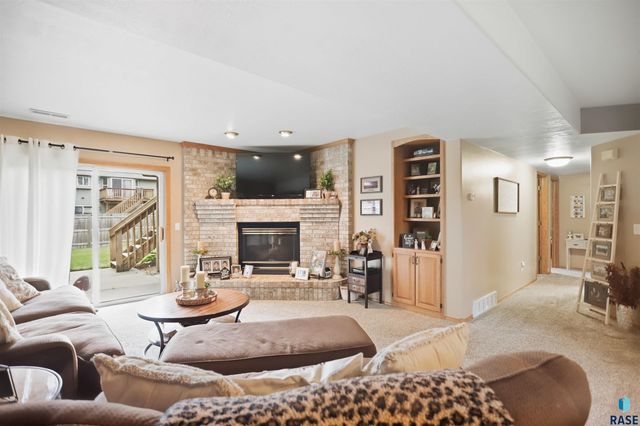 4308 E 38th St Street, Sioux Falls, SD 57103