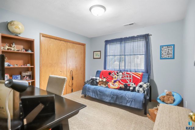 4308 E 38th St Street, Sioux Falls, SD 57103