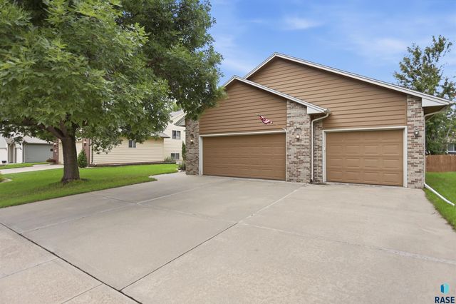 4308 E 38th St Street, Sioux Falls, SD 57103