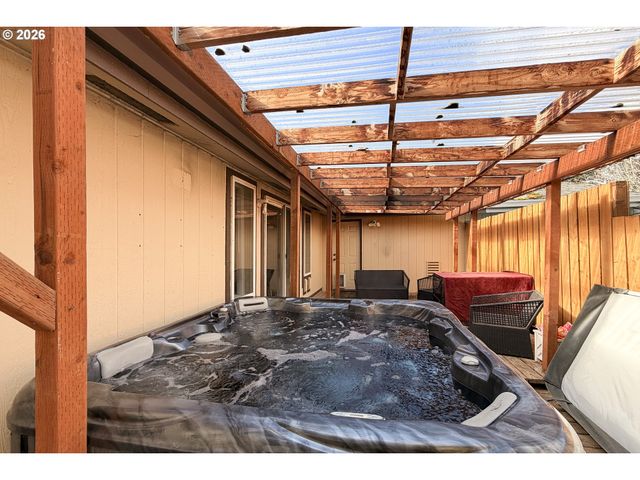 17848 Se SUE Ln, Sandy, OR 97055