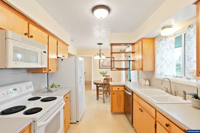 1086 24th Av SE, Albany, OR 97322