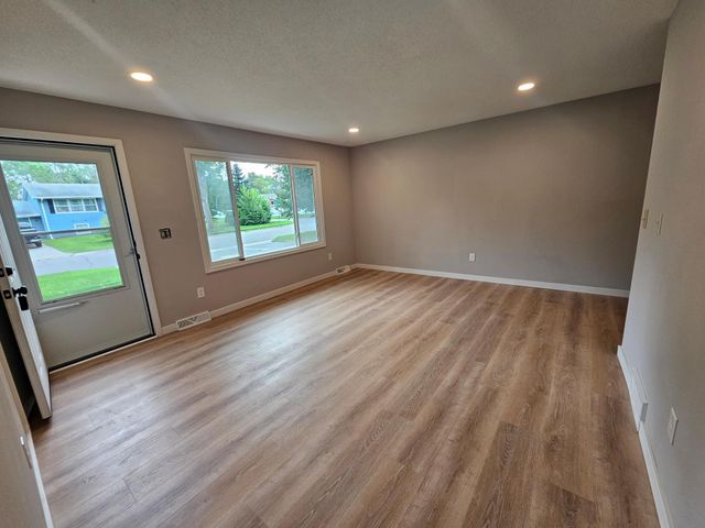 6700 75th Avenue N, Brooklyn Park, MN 55428