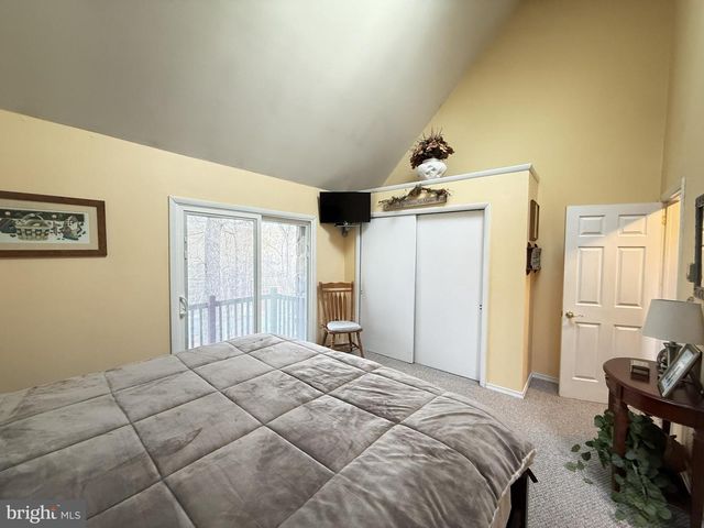 5933 DECKER, Bushkill, PA 18324