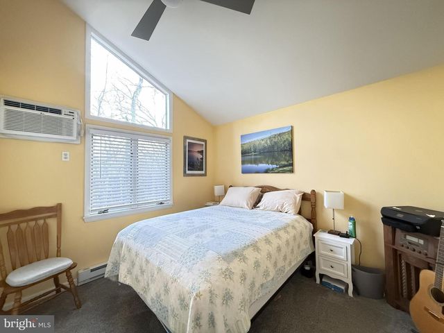 5933 DECKER, Bushkill, PA 18324