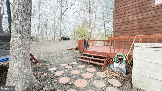 5933 DECKER, Bushkill, PA 18324