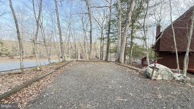 5933 DECKER, Bushkill, PA 18324