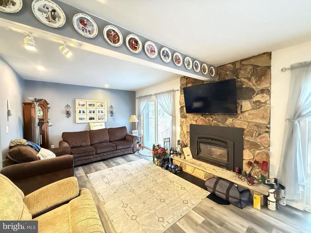 5933 DECKER, Bushkill, PA 18324