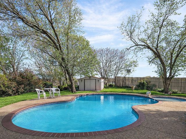 1006 Oakchase Court, Azle, TX 76020