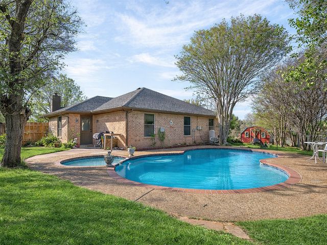 1006 Oakchase Court, Azle, TX 76020