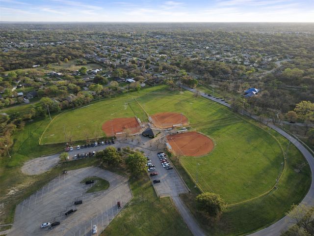 1006 Oakchase Court, Azle, TX 76020