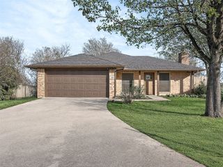 1006 Oakchase Court, Azle, TX 76020