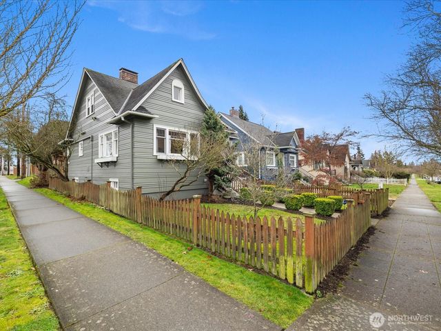 1301 Oakes Avenue, Everett, WA 98201