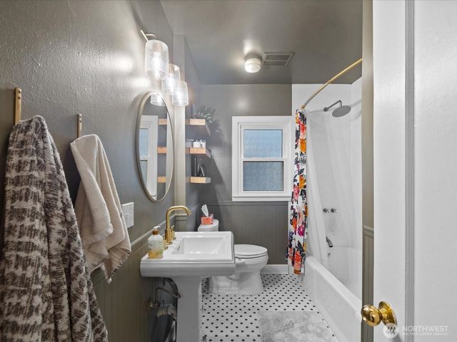 1301 Oakes Avenue, Everett, WA 98201