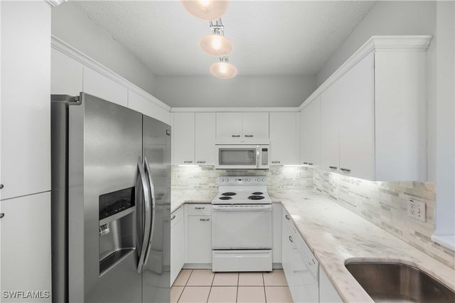 85 Silver Oaks CIR SW 6-102, Naples, FL 34119