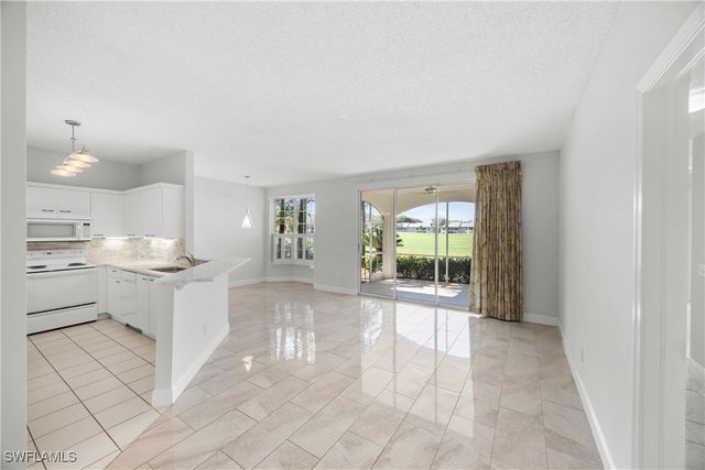 85 Silver Oaks CIR SW 6-102, Naples, FL 34119
