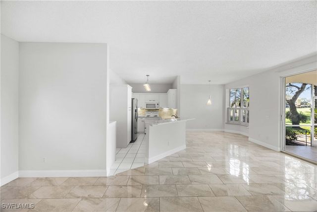 85 Silver Oaks CIR SW 6-102, Naples, FL 34119