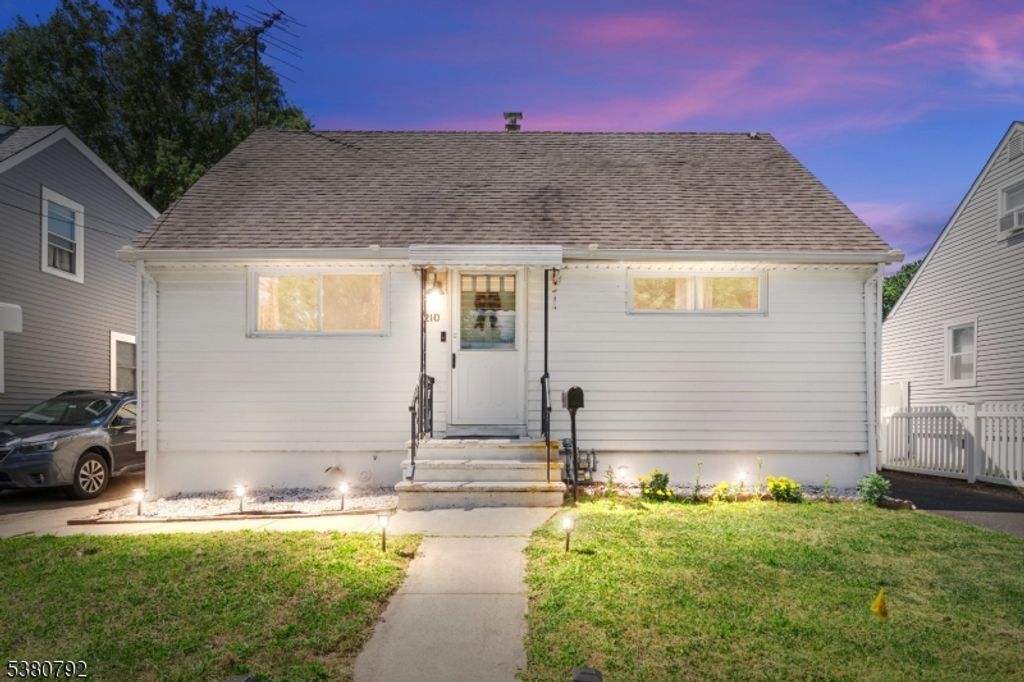 210 Buchanan St, Linden City, NJ 07036