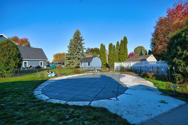 7342 Glen Eagle Drive, Bay City, MI 48706