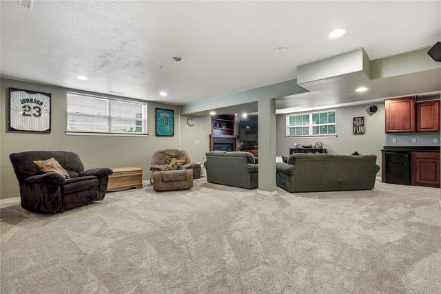 419 Rockvalley Drive SW, Cedar Rapids, IA 52404