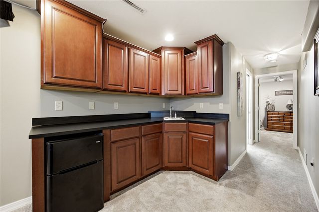 419 Rockvalley Drive SW, Cedar Rapids, IA 52404