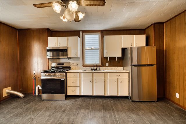 719 Crescent Ave, Ellwood City, PA 16117