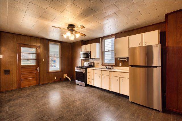 719 Crescent Ave, Ellwood City, PA 16117