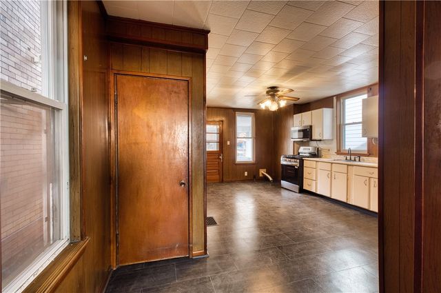 719 Crescent Ave, Ellwood City, PA 16117