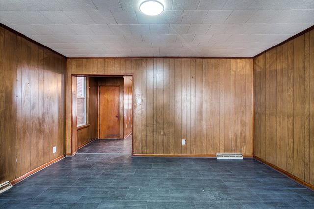 719 Crescent Ave, Ellwood City, PA 16117