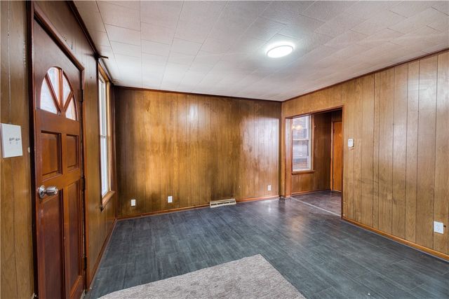 719 Crescent Ave, Ellwood City, PA 16117