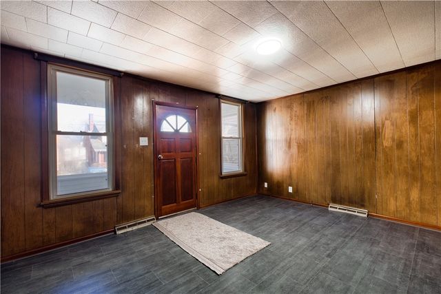 719 Crescent Ave, Ellwood City, PA 16117