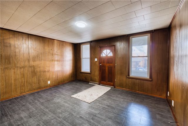 719 Crescent Ave, Ellwood City, PA 16117