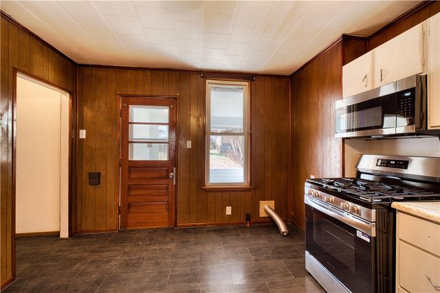 719 Crescent Ave, Ellwood City, PA 16117