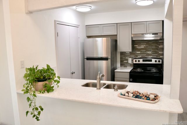 8611 Datapoint Dr Apt 10, San Antonio, TX 78229