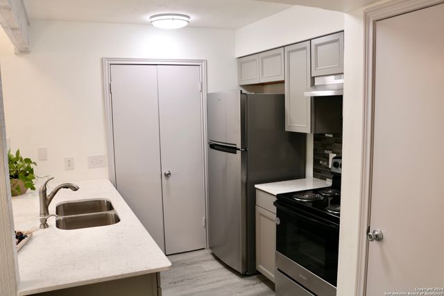 8611 Datapoint Dr Apt 10, San Antonio, TX 78229