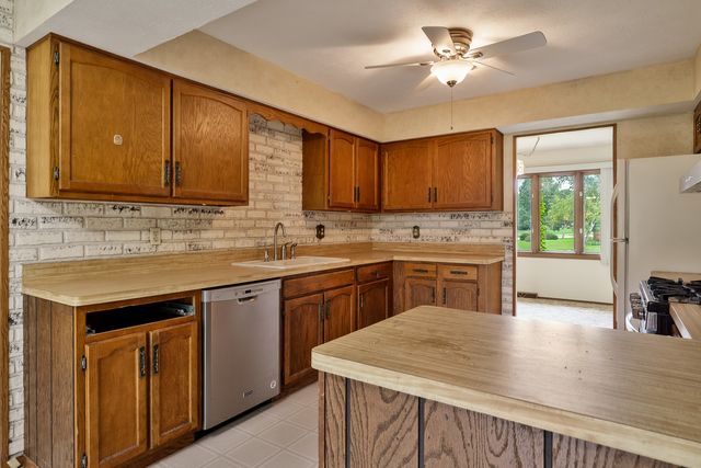 1796 BRACKNEL Boulevard, Rockford, IL 61103