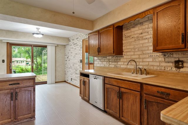 1796 BRACKNEL Boulevard, Rockford, IL 61103