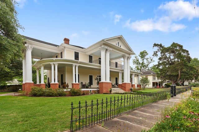 401 N Walnut Avenue Avenue, Eagle Lake, TX 77434